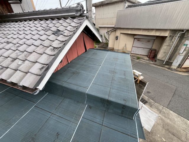 姫路市の葺き替えで防水シート施工